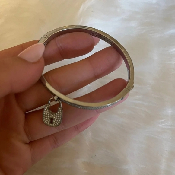 GORGEOUS MICHAEL KORS RHINESTONE PADLOCK IN SILVER RHINESTONE BRACELET - Picture 2 of 4